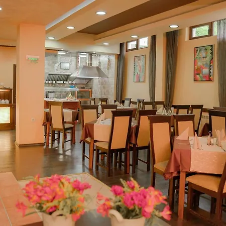 Flora-daisy Aparthotel 3*